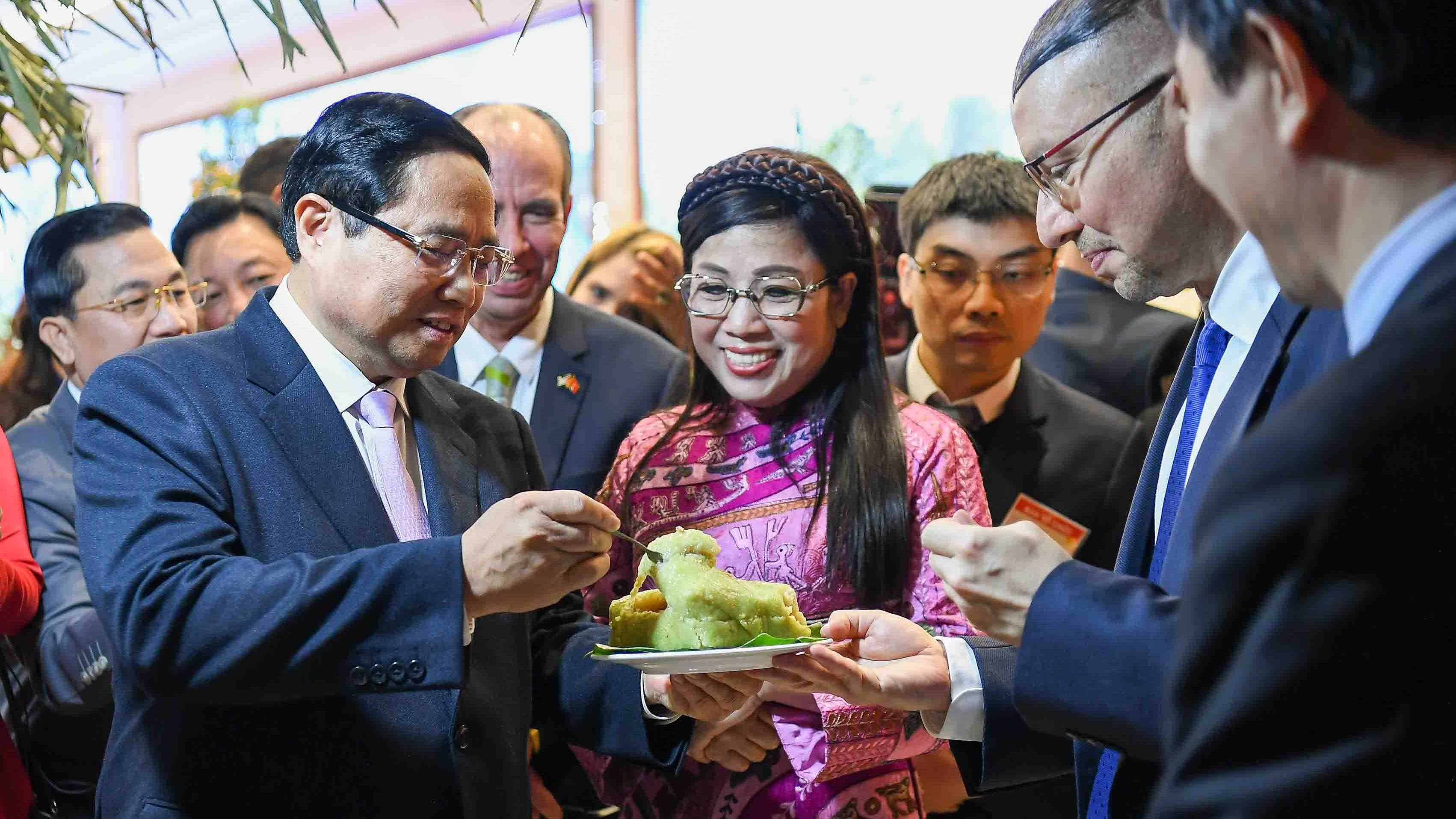 Thủ tướng Phạm Minh Chính và Phu nhân mời bạn bè quốc tế thưởng thức bánh chưng nhân dịp Tết cổ truyền