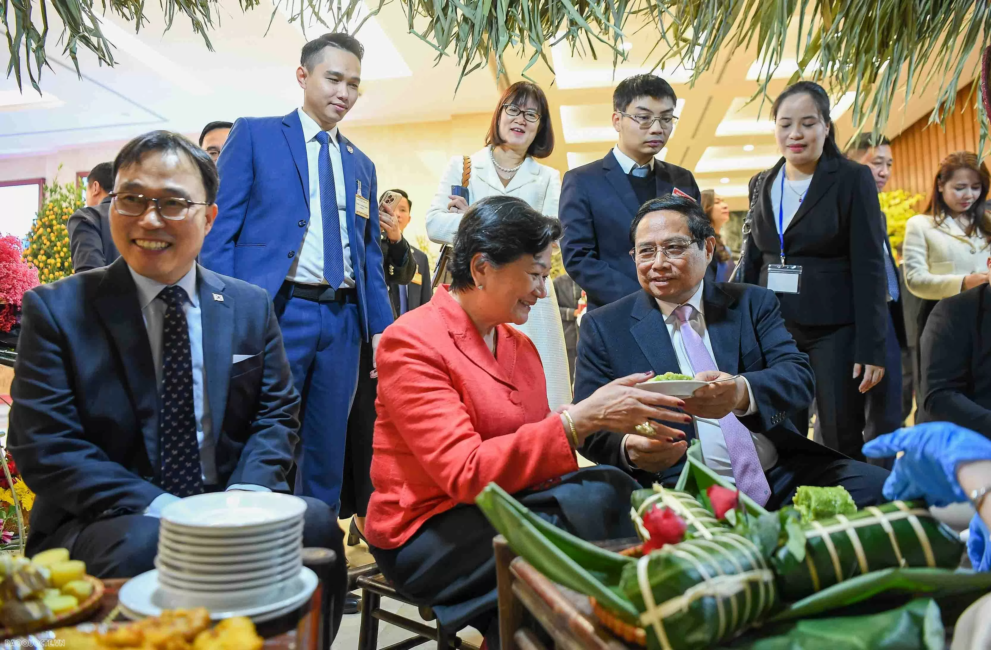 Thủ tướng Phạm Minh Chính và Phu nhân mời bạn bè quốc tế thưởng thức bánh chưng nhân dịp Tết cổ truyền