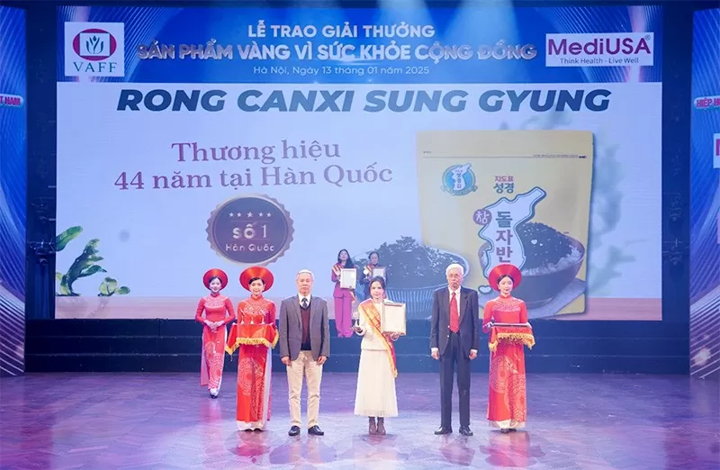 TS. Nguyễn Hùng Long - Phó Cục trưởng Cục An toàn thực phẩm và GS.TS Lê Văn Truyền - nguyên Thứ trưởng Bộ Y tế trao chứng nhận và Huy chương vàng cho Công ty CP Đầu tư Thương mại 3DO TS. Nguyễn Hùng Long - Phó Cục trưởng Cục An toàn thực phẩm và GS.TS Lê Văn Truyền - nguyên Thứ trưởng Bộ Y tế trao chứng nhận và Huy chương vàng cho Công ty CP Đầu tư Thương mại 3DO