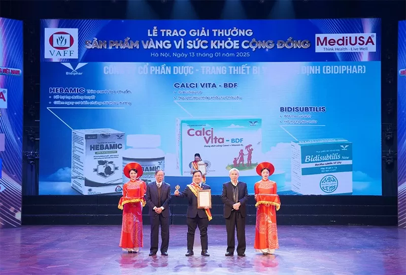 PGS.TS Trần Đáng - Chủ tịch Hiệp hội thực phẩm chức năng Việt Nam và TS. Nguyễn Bá Thủy - nguyên Thứ trưởng Bộ Y tế trao chứng nhận và Huy chương vàng cho Công ty CP Dược - Trang thiết bị y tế Bình Định (Bidiphar) PGS.TS Trần Đáng - Chủ tịch Hiệp hội thực phẩm chức năng Việt Nam và TS. Nguyễn Bá Thủy - nguyên Thứ trưởng Bộ Y tế trao chứng nhận và Huy chương vàng cho Công ty CP Dược - Trang thiết bị y tế Bình Định (Bidiphar)