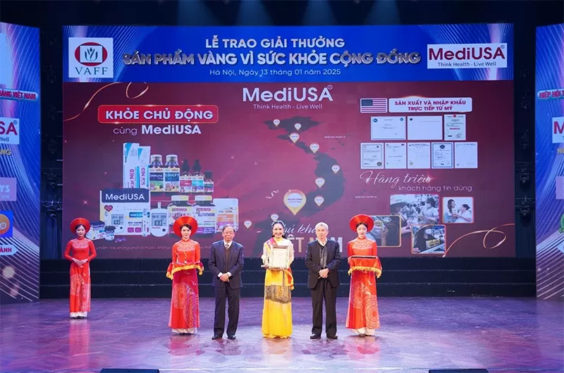 PGS.TS Trần Đáng - Chủ tịch Hiệp hội thực phẩm chức năng Việt Nam và TS. Nguyễn Bá Thủy - Nguyên thứ trưởng Bộ Y tế trao chứng nhận và Huy chương vàng cho Công ty TNHH MediUSA PGS.TS Trần Đáng - Chủ tịch Hiệp hội thực phẩm chức năng Việt Nam và TS. Nguyễn Bá Thủy - Nguyên thứ trưởng Bộ Y tế trao chứng nhận và Huy chương vàng cho Công ty TNHH MediUSA