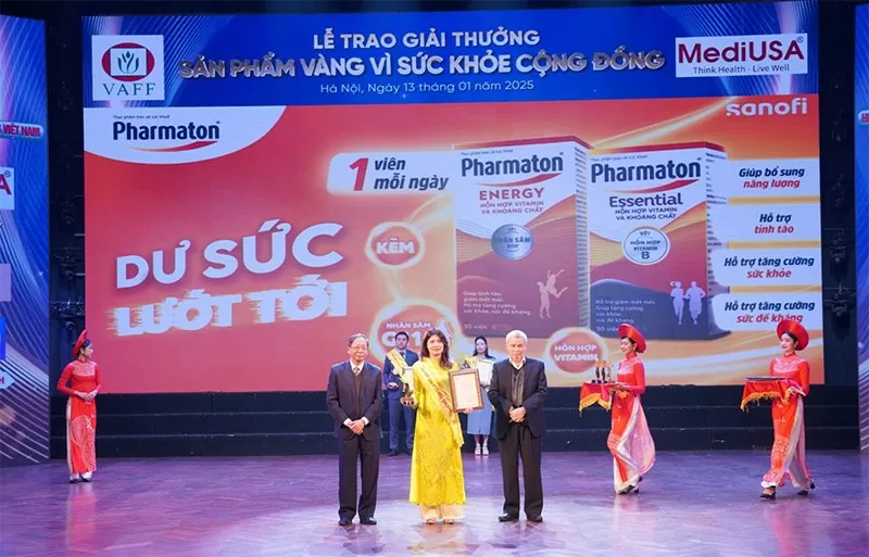 PGS.TS Trần Đáng - Chủ tịch Hiệp hội thực phẩm chức năng Việt Nam và TS. Nguyễn Bá Thủy - Nguyên thứ trưởng Bộ Y tế trao chứng nhận và Cup vàng cho Công ty Cổ phần Sanofi Việt Nam PGS.TS Trần Đáng - Chủ tịch Hiệp hội thực phẩm chức năng Việt Nam và TS. Nguyễn Bá Thủy - Nguyên thứ trưởng Bộ Y tế trao chứng nhận và Cup vàng cho Công ty Cổ phần Sanofi Việt Nam