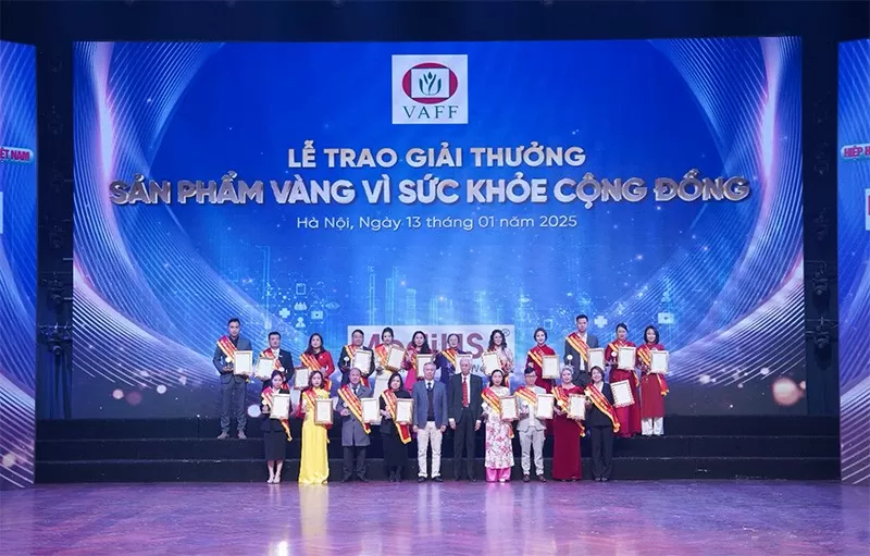 TS. Nguyễn Hùng Long - Phó Cục trưởng Cục An toàn thực phẩm và GS.TS Lê Văn Truyền - Nguyên thứ trưởng Bộ Y tế chụp ảnh lưu niệm với các doanh nghiệp đạt giải TS. Nguyễn Hùng Long - Phó Cục trưởng Cục An toàn thực phẩm và GS.TS Lê Văn Truyền - Nguyên thứ trưởng Bộ Y tế chụp ảnh lưu niệm với các doanh nghiệp đạt giải