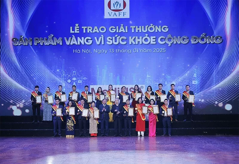 PGS.TS Trần Đáng - Chủ tịch Hiệp hội thực phẩm chức năng Việt Nam và TS. Nguyễn Bá Thủy - nguyên thứ trưởng Bộ Y tế chụp ảnh lưu niệm với các doanh nghiệp đạt giải PGS.TS Trần Đáng - Chủ tịch Hiệp hội thực phẩm chức năng Việt Nam và TS. Nguyễn Bá Thủy - nguyên thứ trưởng Bộ Y tế chụp ảnh lưu niệm với các doanh nghiệp đạt giải