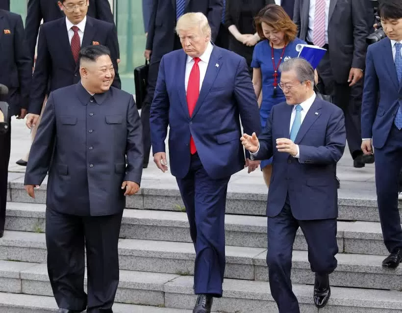 Nhà lãnh đạo Triều Tiên Kim Jong-un, Tổng thống Mỹ Donald Trump và Tổng thống Hàn Quốc Moon Jae-in tại cuộc gặp ở Khu phi quân sự (DMZ) ngày 30/6/2019. (Ảnh: Yonhap/TTXVN) Nhà lãnh đạo Triều Tiên Kim Jong-un, Tổng thống Mỹ Donald Trump và Tổng thống Hàn Quốc Moon Jae-in tại cuộc gặp ở Khu phi quân sự (DMZ) ngày 30/6/2019. (Ảnh: Yonhap/TTXVN)