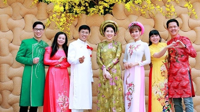 Dàn nghệ sĩ TP. Hồ Chí Minh diện áo dài, vui mừng dự Lễ hội Tết Việt Ất Tỵ 2025