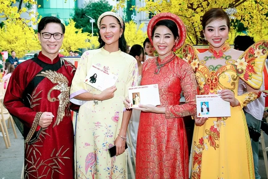 Từ trái qua: MC Anh Quân, Hoa hậu H'Hen Niê, MC Quỳnh Hoa và Á hậu điện ảnh Thư Đình hội ngộ ở sự kiện chiều 13/1. Đây là lần thứ 18 Lễ hội Tết Việt được tổ chức với hàng loạt hoạt động mừng năm mới đậm bản sắc văn hóa dân tộc, lan tỏa các giá trị truyền thống đến cộng đồng. Chương trình thu hút đông đảo nghệ sĩ và người dân TP. Hồ Chí Minh tham dự. Từ trái qua: MC Anh Quân, Hoa hậu H'Hen Niê, MC Quỳnh Hoa và Á hậu điện ảnh Thư Đình hội ngộ ở sự kiện chiều 13/1. Đây là lần thứ 18 Lễ hội Tết Việt được tổ chức với hàng loạt hoạt động mừng năm mới đậm bản sắc văn hóa dân tộc, lan tỏa các giá trị truyền thống đến cộng đồng. Chương trình thu hút đông đảo nghệ sĩ và người dân TP. Hồ Chí Minh tham dự.