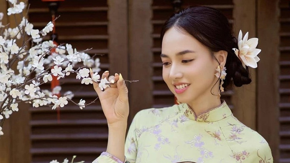 Ca sĩ Hồ Ngọc Hà diện đồ sang chảnh, Trương Ngọc Ánh năng động xuống phố