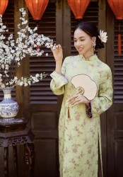 Ca sĩ Hồ Ngọc Hà diện đồ sang chảnh, Trương Ngọc Ánh năng động xuống phố