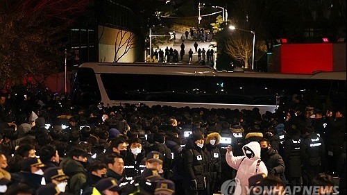 NÓNG! Các điều tra viên đột nhập dinh tổng thống Hàn Quốc, 'hàng rào người' bảo vệ ông Yoon Suk Yeol, cảnh sát phát cảnh báo cứng