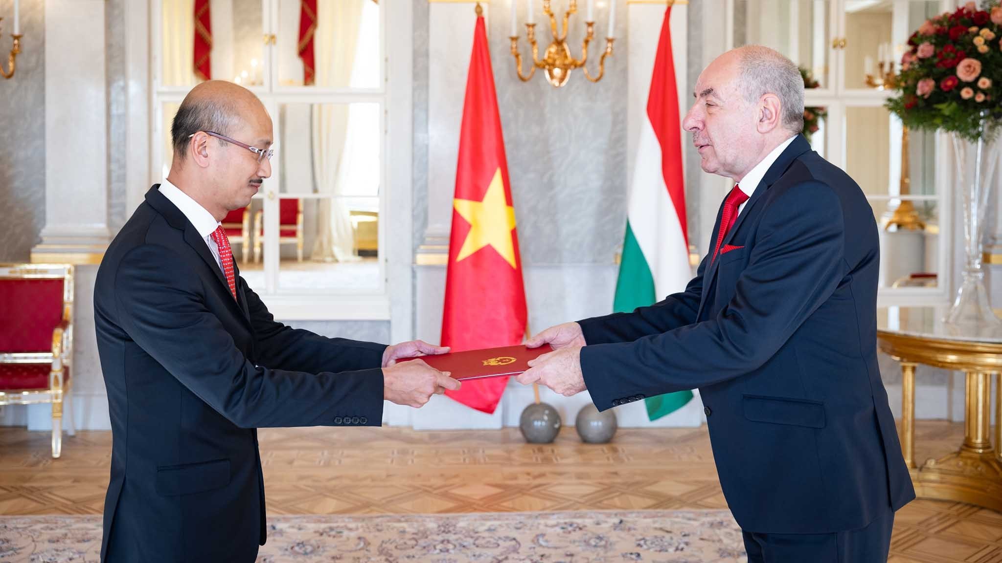 Đại sứ Bùi Lê Thái trình Thư ủy nhiệm lên Tổng thống Hungary Sulyok Tamás