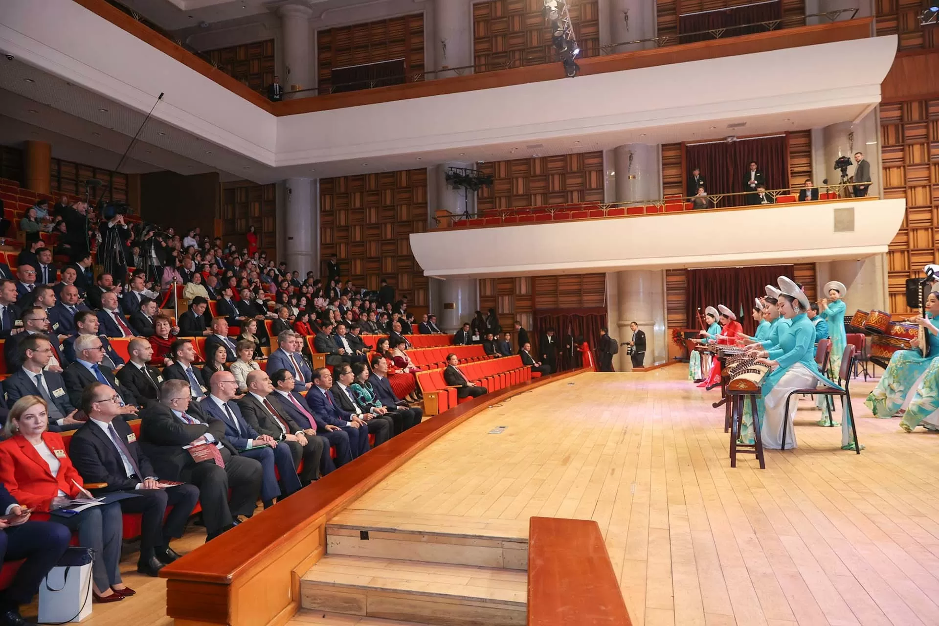 Thủ tướng Việt Nam và Liên bang Nga dự chương trình biểu diễn nghệ thuật kỷ niệm 75 năm thiết lập quan hệ ngoại giao giữa hai nước Thủ tướng Việt Nam và Liên bang Nga dự chương trình biểu diễn nghệ thuật kỷ niệm 75 năm thiết lập quan hệ ngoại giao giữa hai nước