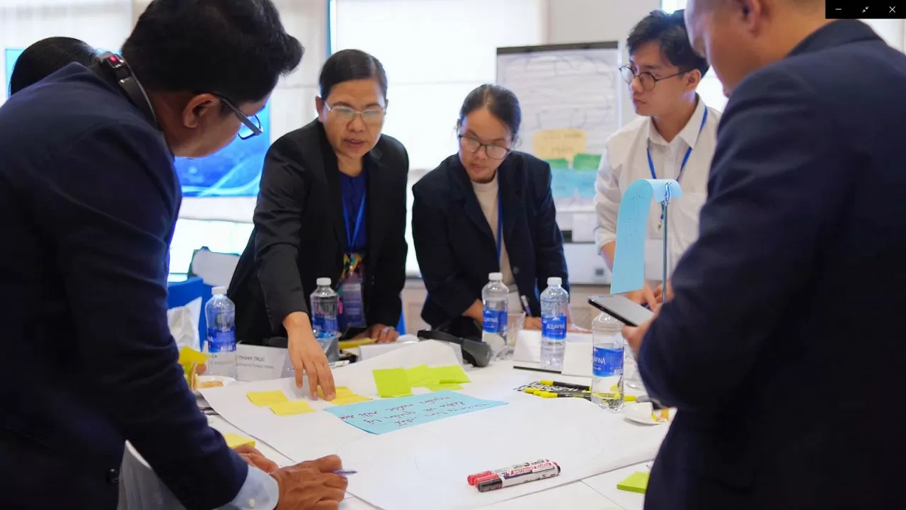 Các đại biểu cùng nhau thảo luận.