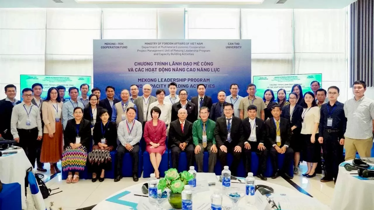 Các đại biểu tham dự Chương trình Lãnh đạo Mekong tại Việt Nam chụp ảnh lưu niệm. Các đại biểu tham dự Chương trình Lãnh đạo Mekong tại Việt Nam chụp ảnh lưu niệm.