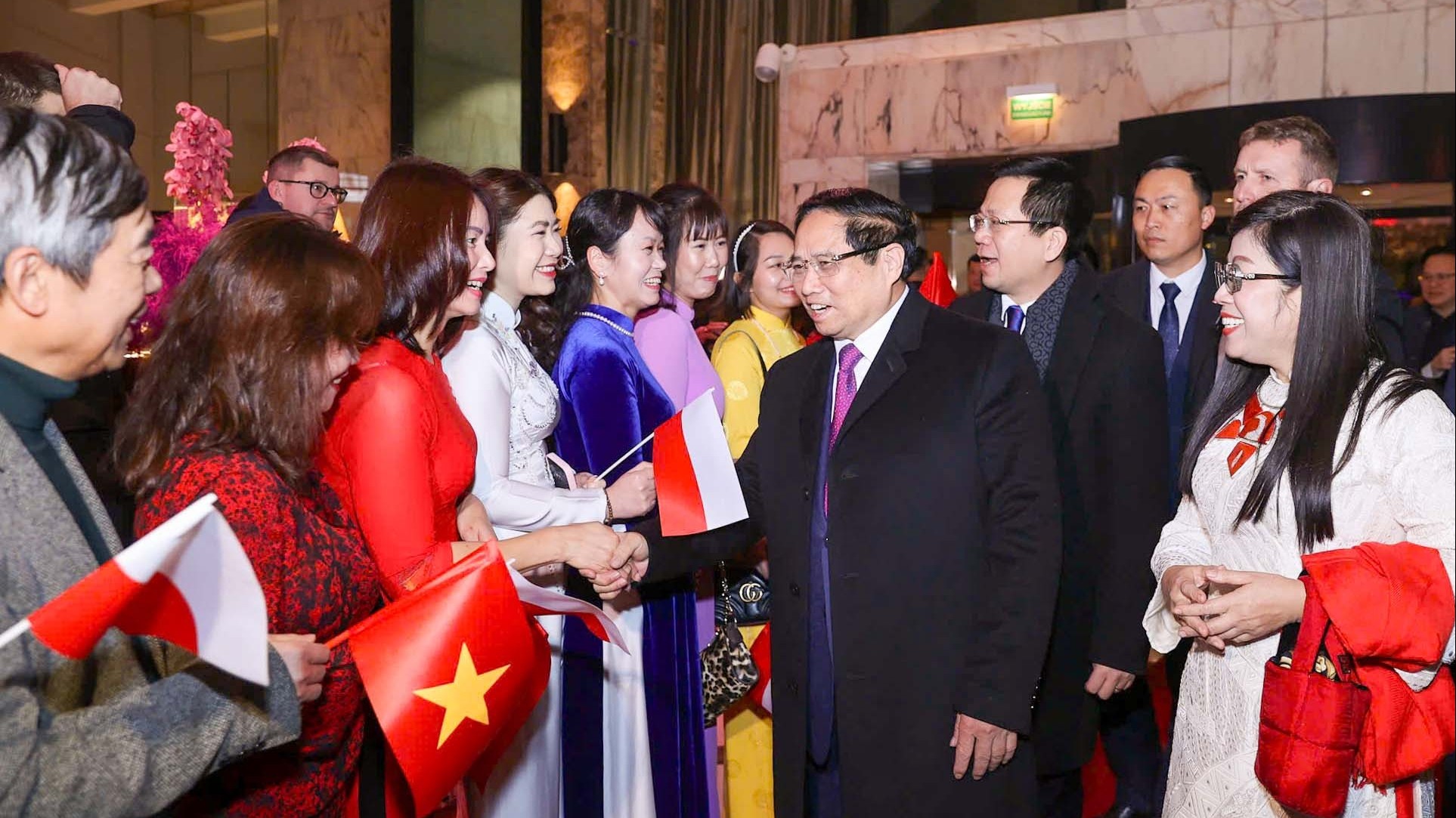 Thủ tướng Phạm Minh Chính và Phu nhân đến Warsaw, bắt đầu chuyến thăm chính thức Ba Lan