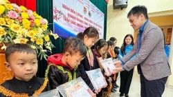 Thanh niên Ngoại giao mang 'Xuân biên cương - nâng bước em đến trường' đến với đồng bào biên giới phía Bắc