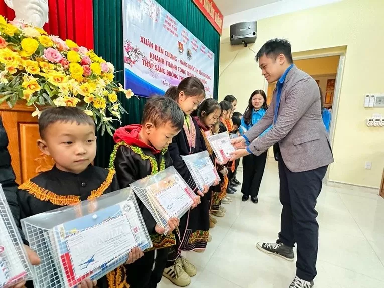 Thanh niên Ngoại giao mang 'Xuân biên cương - nâng bước em đến trường' đến với đồng bào biên giời phía Bắc