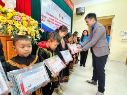 Thanh niên Ngoại giao mang 