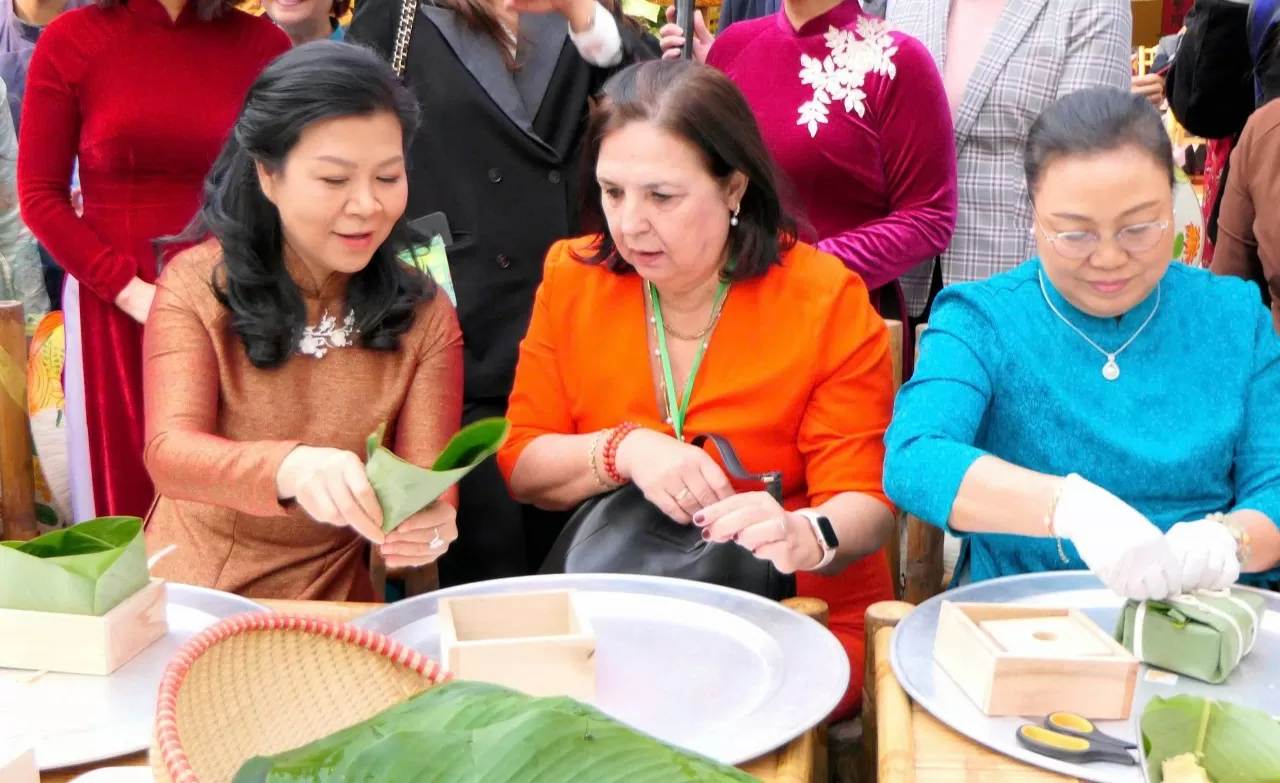 Hương sắc Tết Việt 'tô điểm' ngoại giao văn hoá, gắn kết tình hữu nghị quốc tế