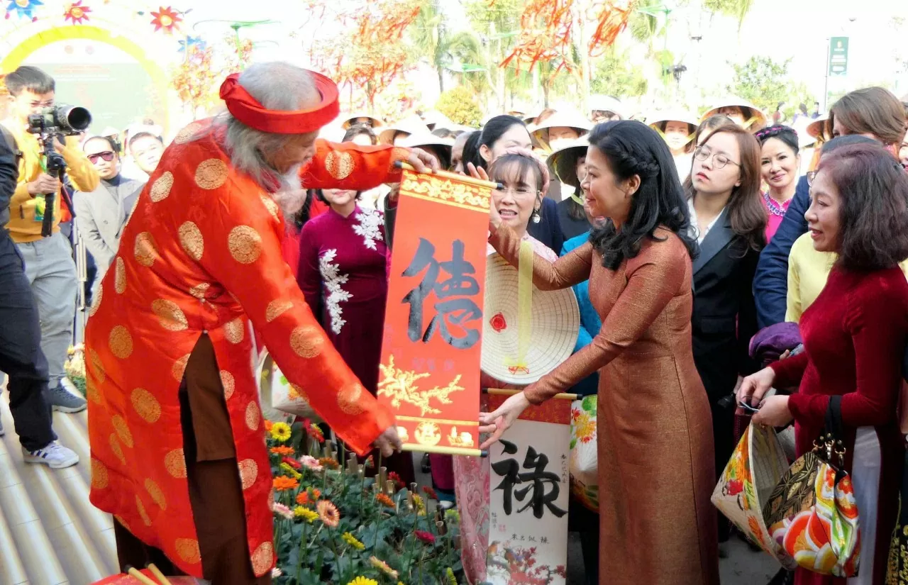 Hương sắc Tết Việt 'tô điểm' ngoại giao văn hoá, gắn kết tình hữu nghị quốc tế