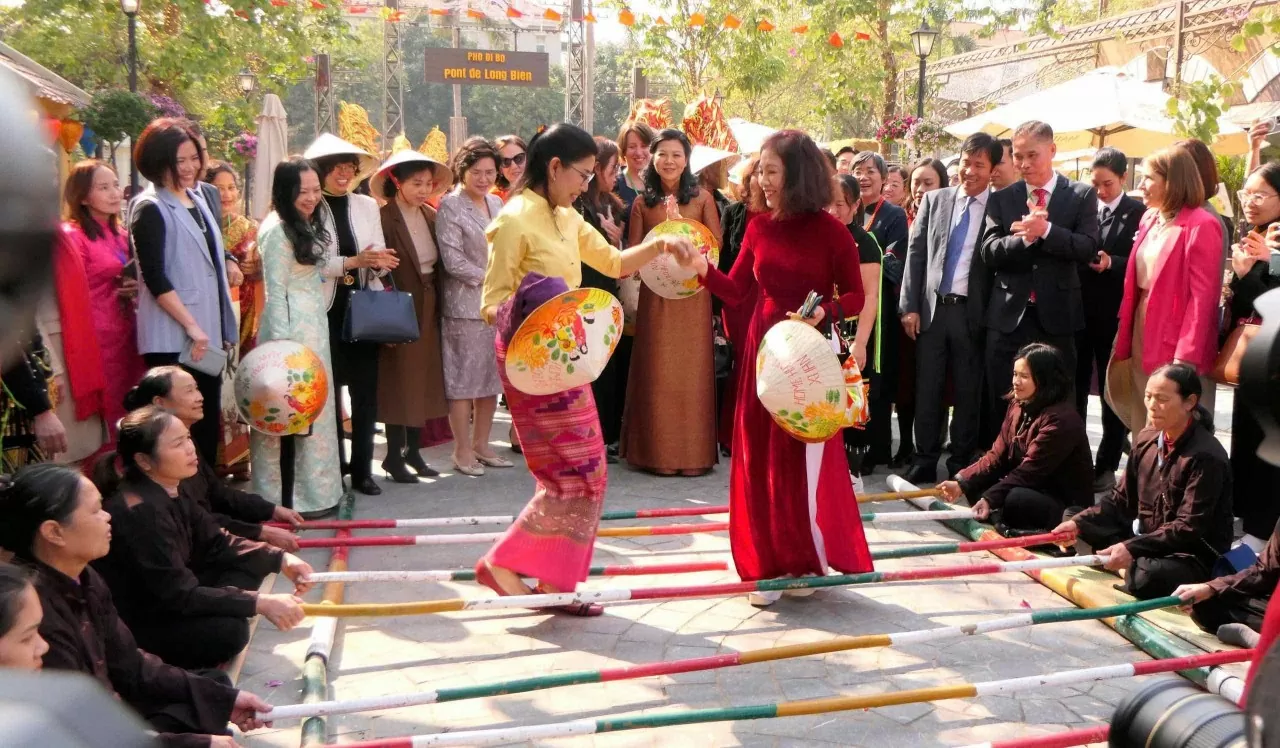 Hương sắc Tết Việt 'tô điểm' ngoại giao văn hoá, gắn kết tình hữu nghị quốc tế