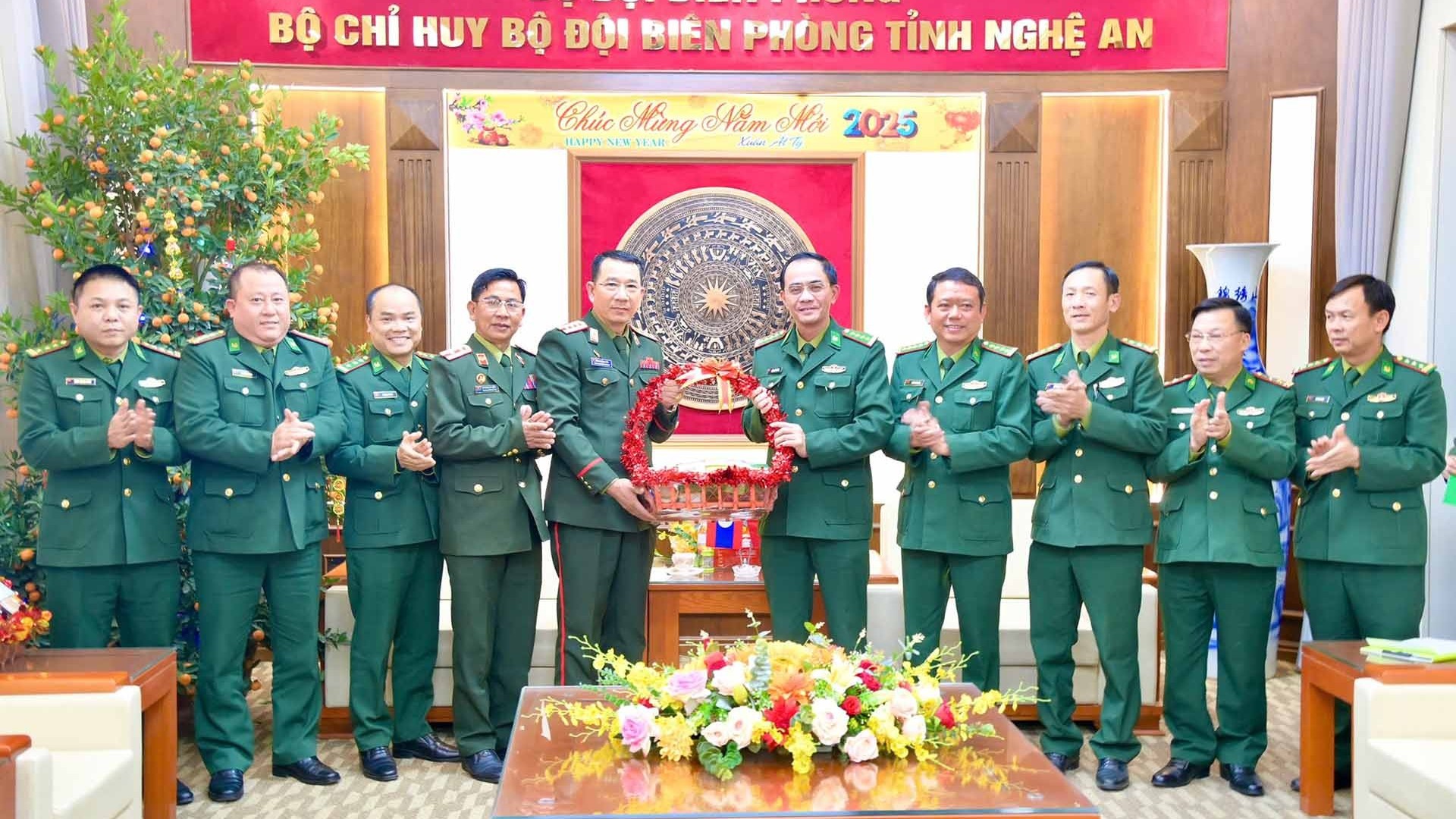 Lực lượng vũ trang tỉnh Xiangkhouang (Lào) tặng quà, chúc Tết Ất Tỵ 2025 Bộ đội Biên phòng Nghệ An
