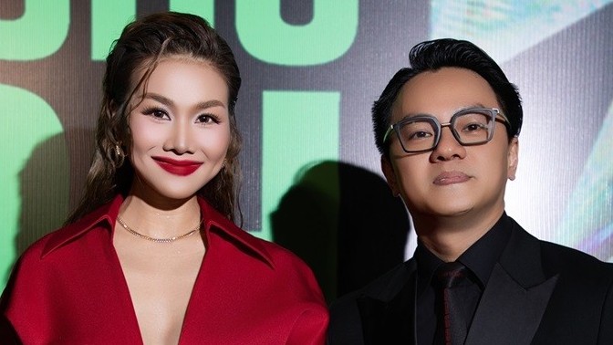 Siêu mẫu Thanh Hằng diện đầm đỏ nổi bật, rạng rỡ dự lễ trao giải Làn sóng xanh