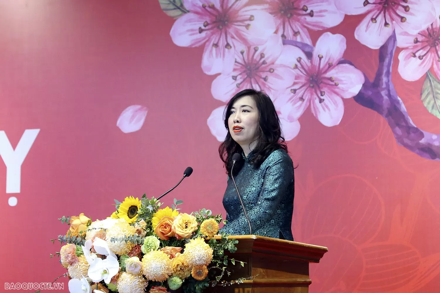 Thứ trưởng Ngoại giao Lê Thị Thu Hằng gặp mặt thân mật các tùy viên báo chí và phóng viên báo chí quốc tế thường trú tại Việt Nam. Bộ Ngoại giao thắt chặt gắn kết với Cơ quan đại diện và báo chí nước ngoài thường trú tại Việt Nam