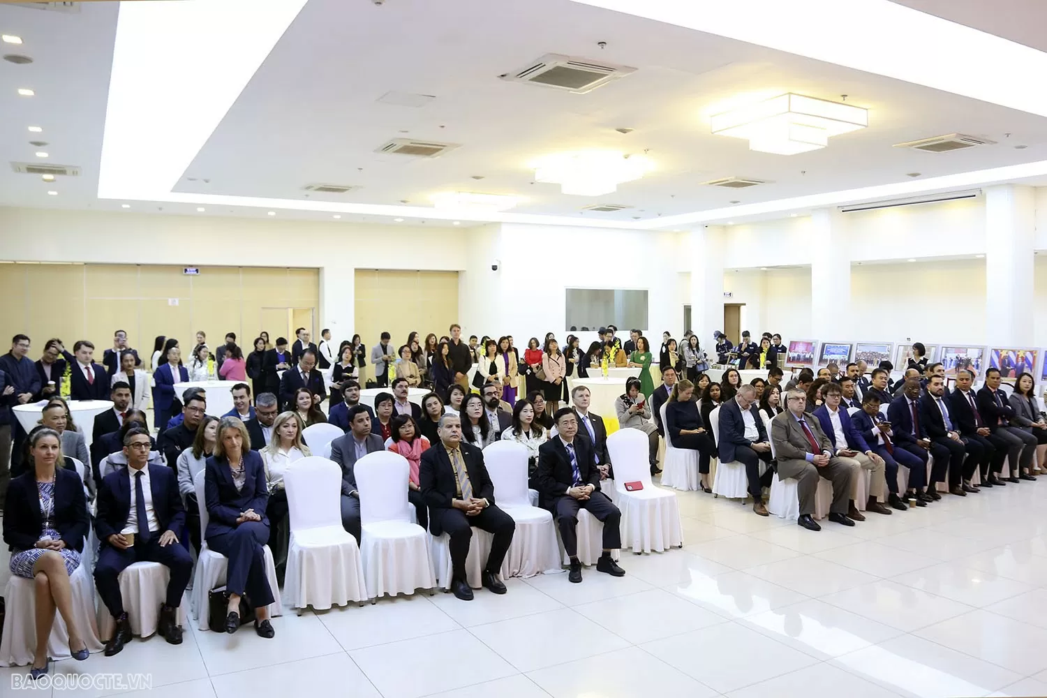 Thứ trưởng Ngoại giao Lê Thị Thu Hằng gặp mặt thân mật các tùy viên báo chí và phóng viên báo chí quốc tế thường trú tại Việt Nam. Bộ Ngoại giao thắt chặt gắn kết với Cơ quan đại diện và báo chí nước ngoài thường trú tại Việt Nam