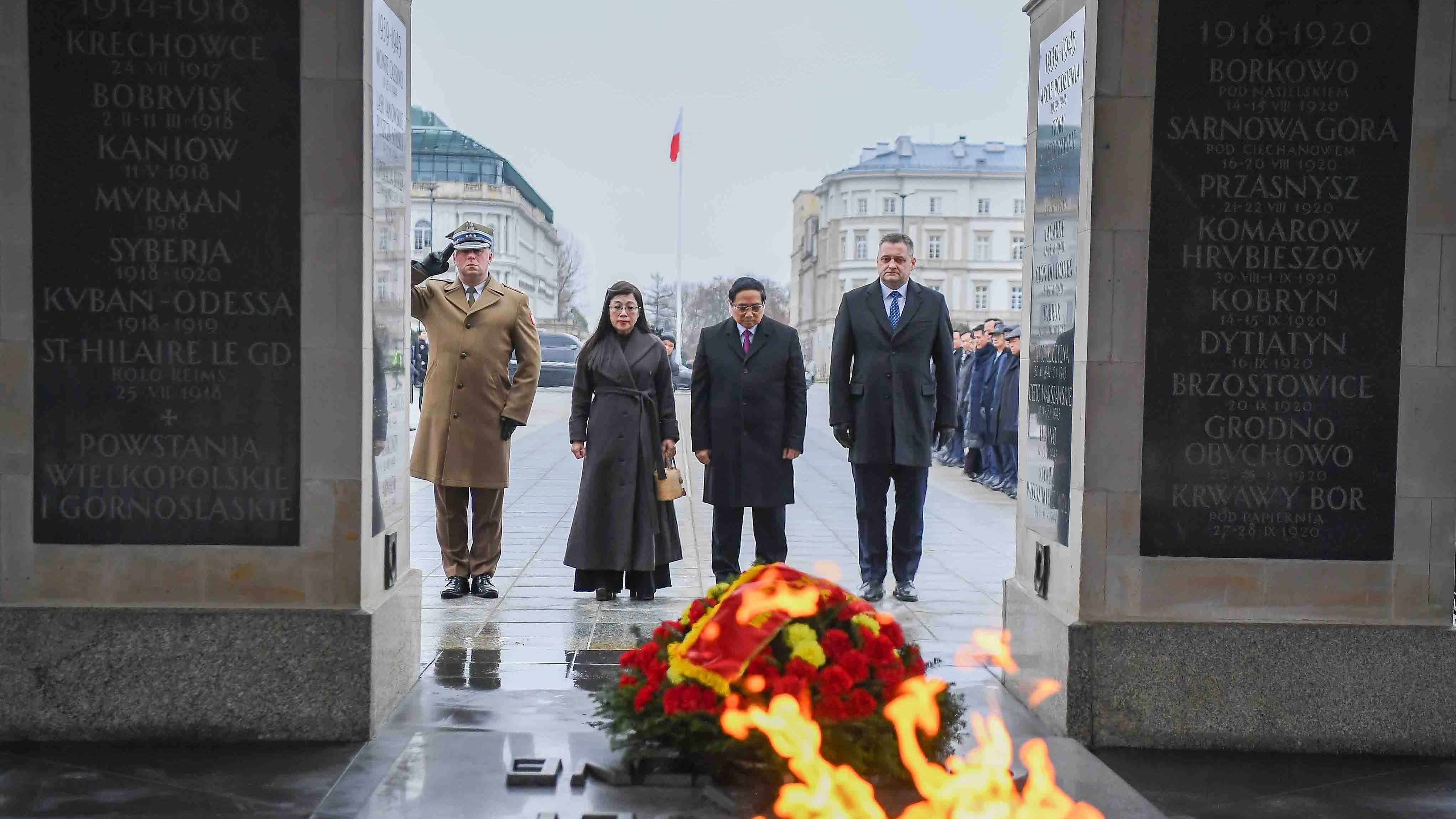 Thủ tướng Phạm Minh Chính và Phu nhân đặt vòng hoa tưởng niệm các liệt sĩ vô danh tại Ba Lan