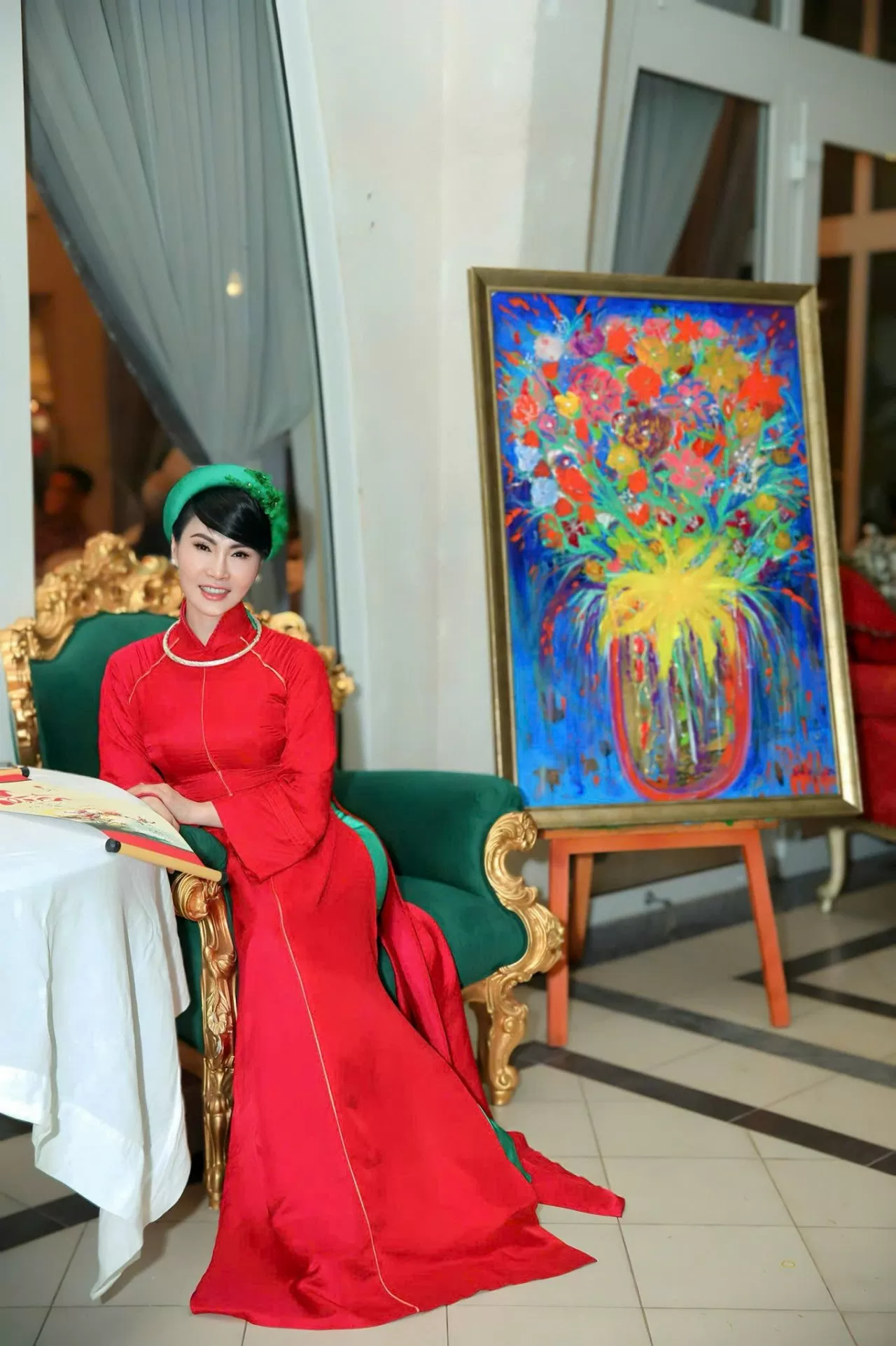 Ngày Xuân đi hội ông Đồ… cũng là một bộ áo dài đỏ mang không khí hội hè, chút hồng đỏ may mắn hanh thông, nhưng với tà áo hiện đại, điểm chút cách điệu ở cổ và vai, thân áo ôm trọn đường cong cơ thể, nàng đã sẵn sàng cùng chị em xuống phố xin chữ ông Đồ để mong bình an cho một Năm mới đang tươi màu nắng. Ngày Xuân đi hội ông Đồ… cũng là một bộ áo dài đỏ mang không khí hội hè, chút hồng đỏ may mắn hanh thông, nhưng với tà áo hiện đại, điểm chút cách điệu ở cổ và vai, thân áo ôm trọn đường cong cơ thể, nàng đã sẵn sàng cùng chị em xuống phố xin chữ ông Đồ đ