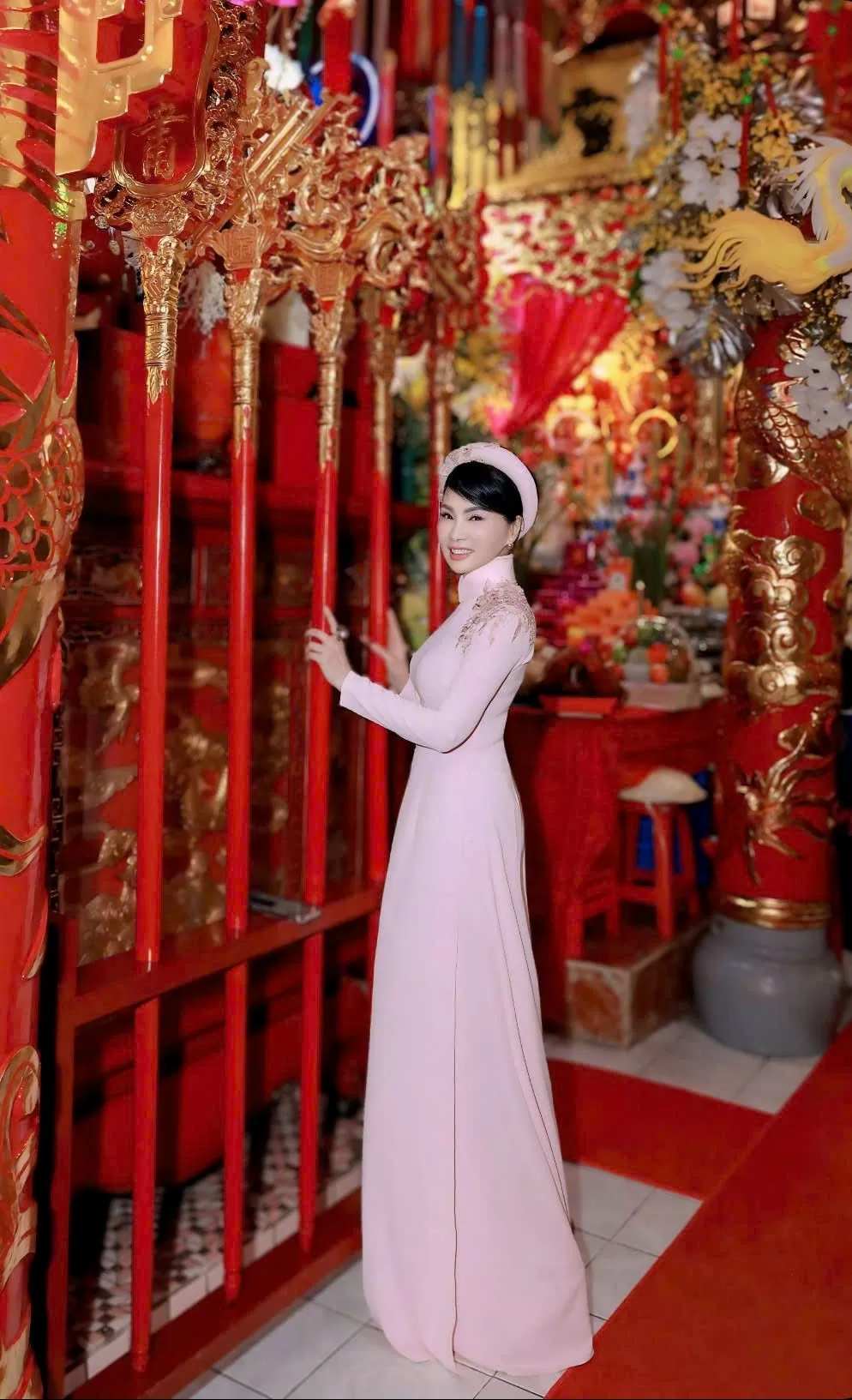 Xuân không chỉ ngoài phố, mà Xuân còn in dấu lên cả những ngôi chùa cầu an – an gia phú quý. Sự cổ kính, uy nghiêm của những ngôi chùa hàng trăm năm tuổi, sơn son thiếp vàng lại trở nên lung linh mỗi độ Xuân về bởi Xuân đã khoác lên nhân gian một khung trời thơ mộng. Xuân không chỉ ngoài phố, mà Xuân còn in dấu lên cả những ngôi chùa cầu an – an gia phú quý. Sự cổ kính, uy nghiêm của những ngôi chùa hàng trăm năm tuổi, sơn son thiếp vàng lại trở nên lung linh mỗi độ Xuân về bởi Xuân đã khoác lên nhân gian một khung tr