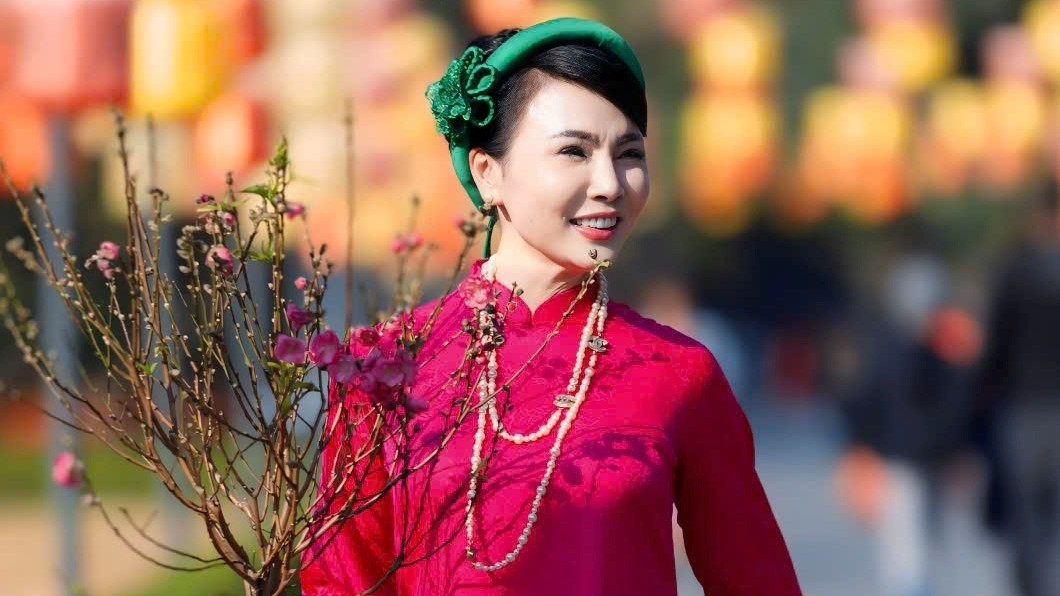 Áo dài rạng rỡ hoà vào tiết trời Xuân