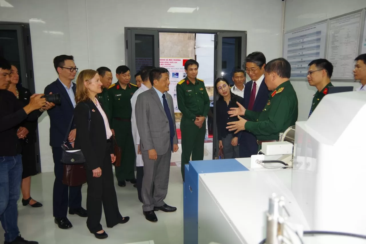 Binh chủng Hóa học tiếp nhận trang thiết bị phân tích dioxin và môi trường do Chính phú Nhật Bản tài trợ Binh chủng Hóa học tiếp nhận trang thiết bị phân tích dioxin và môi trường do Chính phú Nhật Bản tài trợ