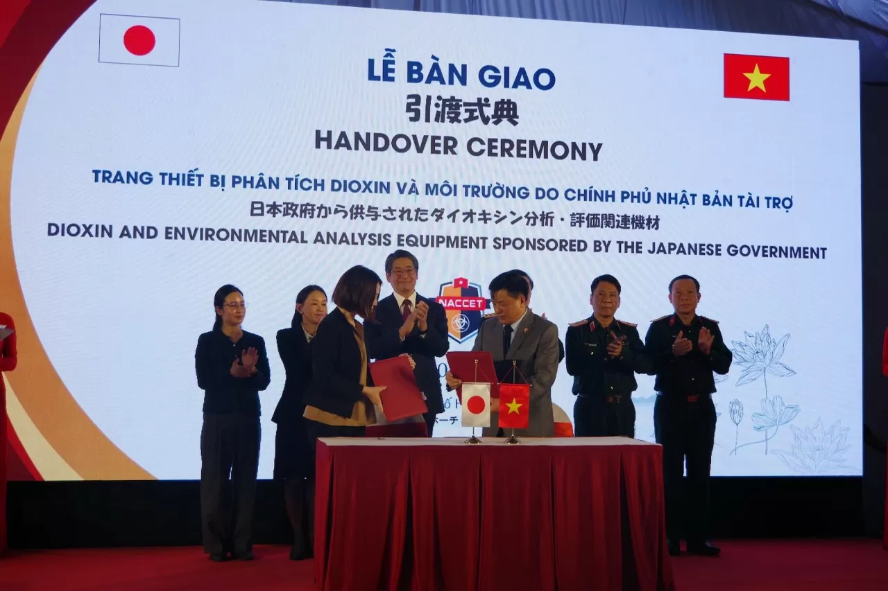 Binh chủng Hóa học tiếp nhận trang thiết bị phân tích dioxin và môi trường do Chính phú Nhật Bản tài trợ Binh chủng Hóa học tiếp nhận trang thiết bị phân tích dioxin và môi trường do Chính phú Nhật Bản tài trợ