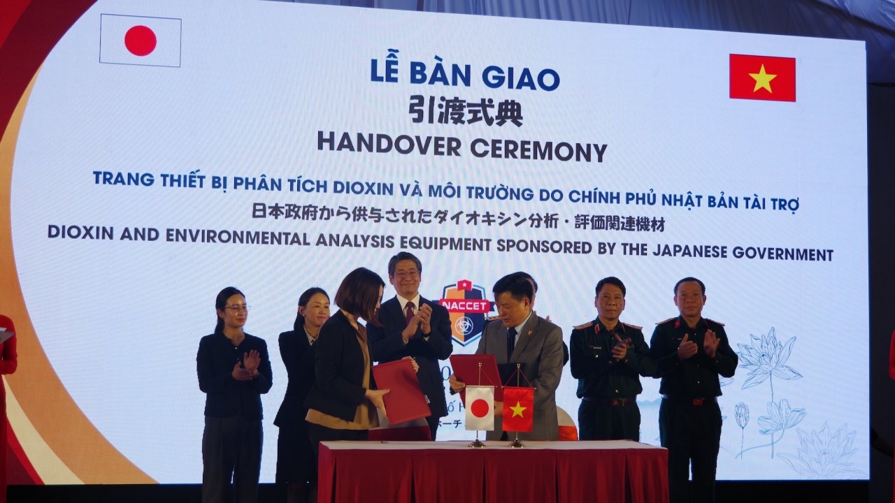 Binh chủng Hóa học tiếp nhận trang thiết bị phân tích dioxin và môi trường do chính phủ Nhật Bản tài trợ