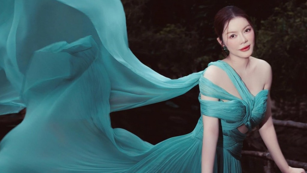 Sao Việt: Lý Nhã Kỳ đăng ảnh gợi cảm; BTV Hoài Anh dịu dàng nên thơ