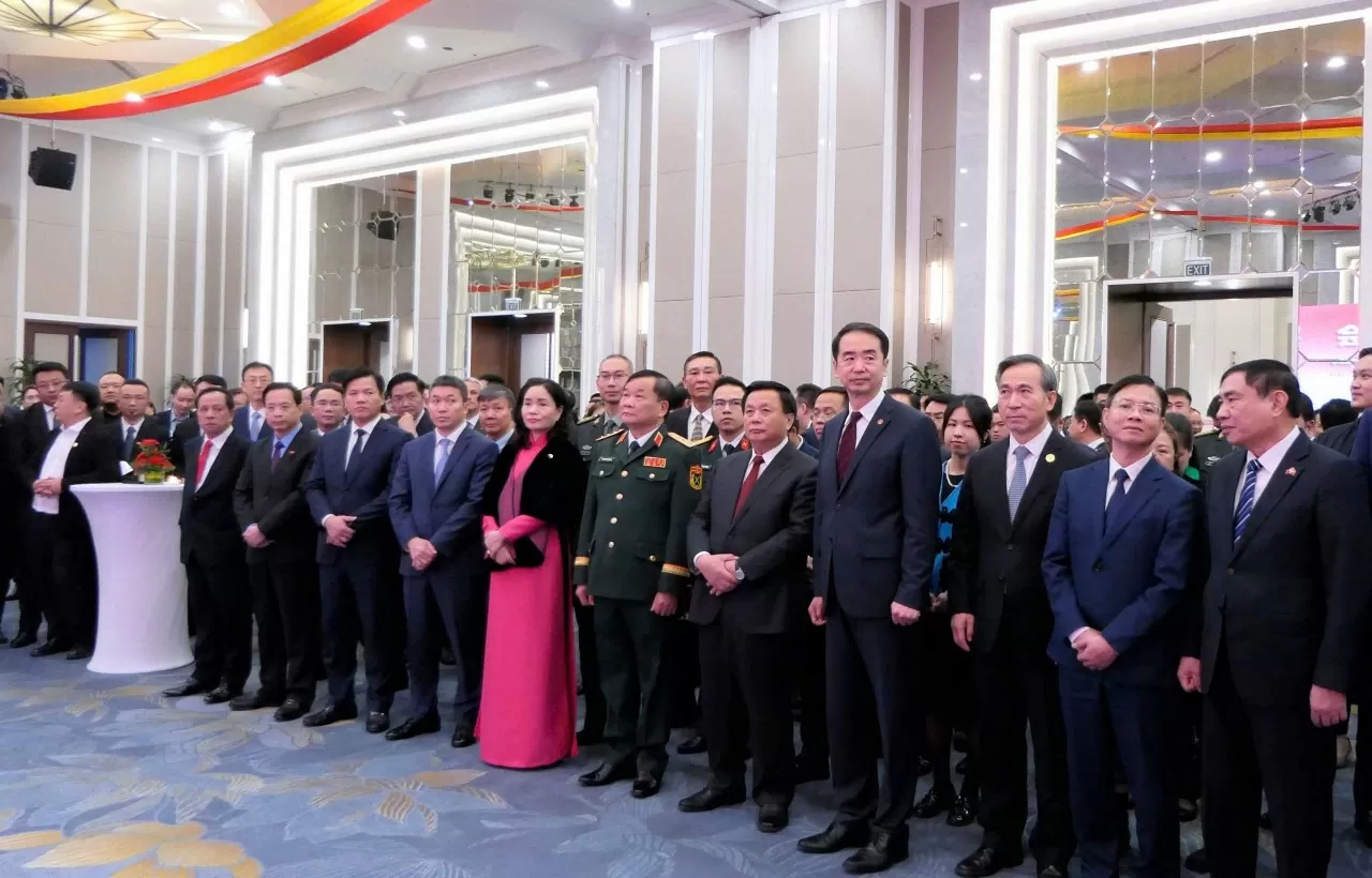 Đại sứ Trung Quốc tại Việt Nam Hà Vĩ và đồng chí Nguyễn Xuân Thắng. (Ảnh: Thành Long) Đại sứ Trung Quốc tại Việt Nam Hà Vĩ và đồng chí Nguyễn Xuân Thắng. (Ảnh: Thành Long)