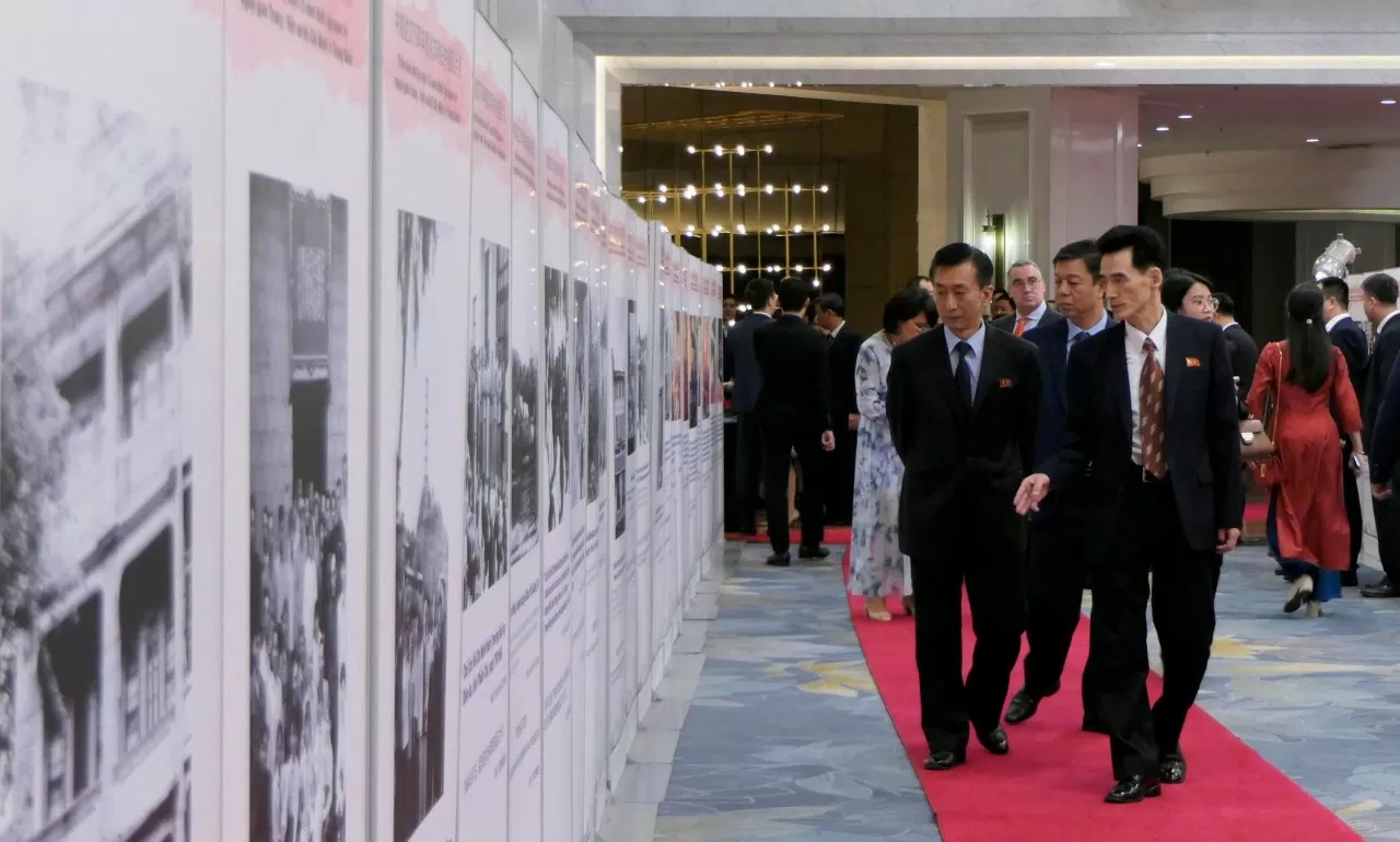 Các khách mời tham quan Triển lãm ảnh kỷ niệm 75 năm Ngày thiết lập quan hệ ngoại giao Việt Nam-Trung Quốc và Chủ tịch Hồ Chí Minh ở Trung Quốc. (Ảnh: Thành Long)