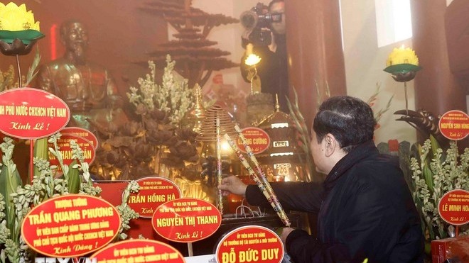 Chủ tịch Quốc hội Trần Thanh Mẫn dâng hương tưởng nhớ Chủ tịch Hồ Chí Minh