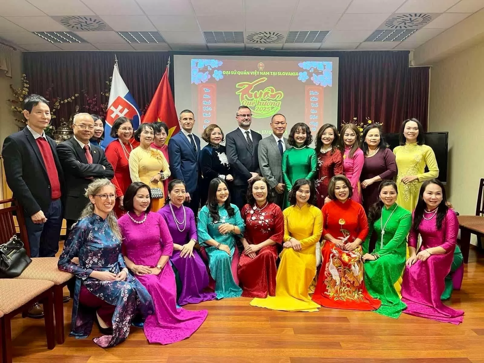 Đại sứ Phạm Trường Giang: Thắt chặt hữu nghị và hợp tác, tăng cường tin cậy và hiểu biết Việt Nam-Slovakia Đại sứ Phạm Trường Giang: Thắt chặt hữu nghị và hợp tác, tăng cường tin cậy và hiểu biết Việt Nam-Slovakia