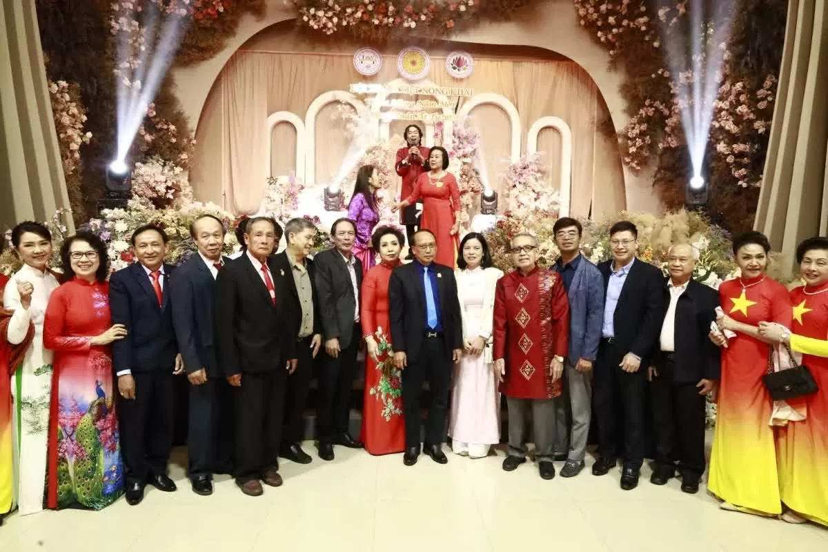 Đại diện Tổng Lãnh sự quán, Tổng hội và Ban Phụ nữ kiều bào toàn Thái chụp ảnh chung vui cùng kiều bào. (Nguồn: VOV) Đại diện Tổng Lãnh sự quán, Tổng hội và Ban Phụ nữ kiều bào toàn Thái chụp ảnh chung vui cùng kiều bào. (Nguồn: VOV)