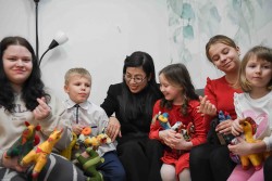 Món quà đặc biệt từ Việt Nam của Phu nhân Thủ tướng tặng các em nhỏ tại Ba Lan