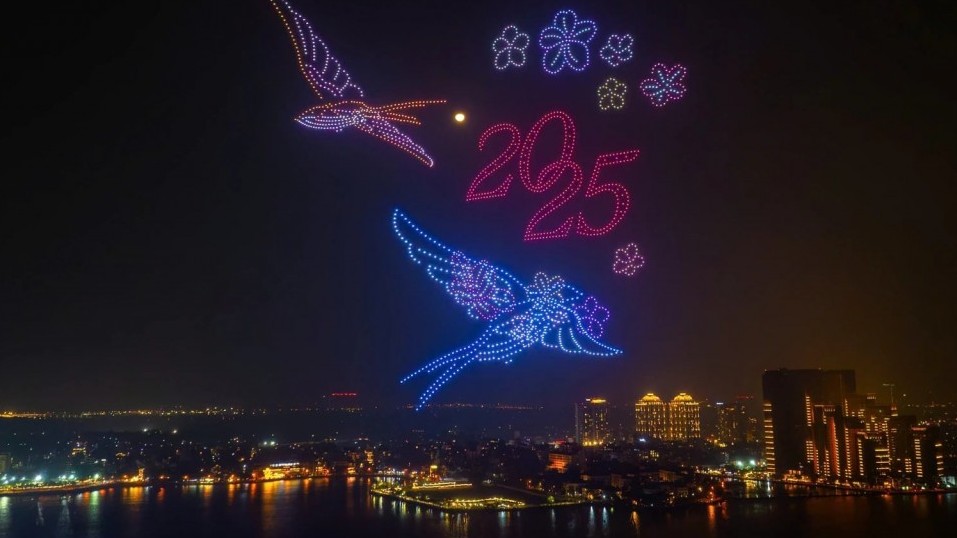 Mãn nhãn đêm Hòa nhạc ánh sáng - Chào năm mới 2025 tại Hồ Tây