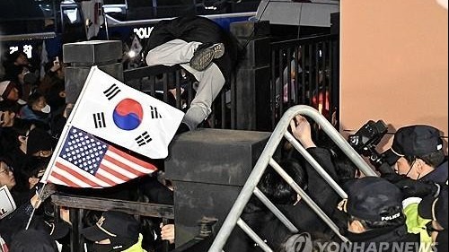 Sau lệnh bắt chính thức Tổng thống Hàn Quốc, người biểu tình tấn công tòa án, đảng cầm quyền gọi 'nỗi thất vọng lớn'