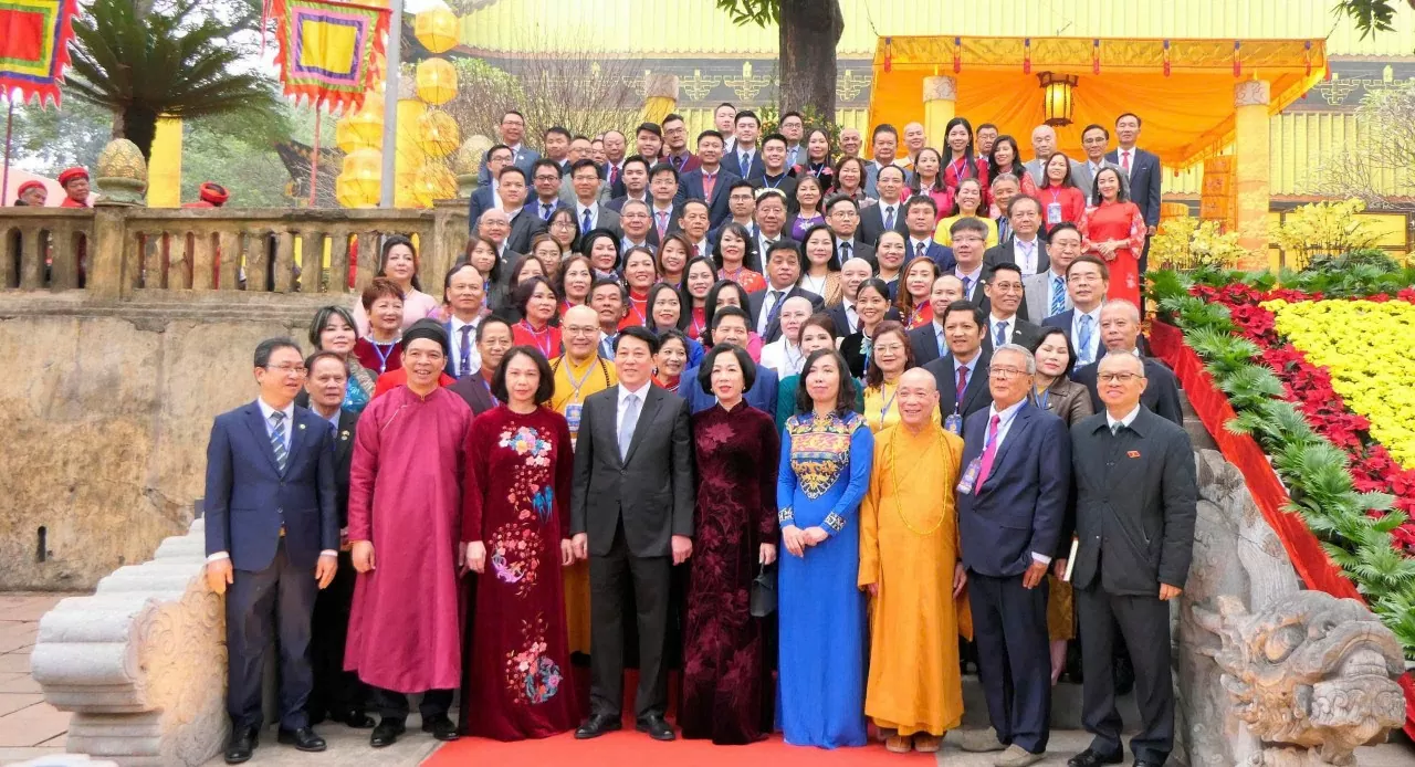 Chủ tịch nước Lương Cường và phu nhân chụp ảnh với kiều bào ở thềm Rồng. (Ảnh: Thành Long) Xuân Quê hương 2025: Chủ tịch nước cùng Phu nhân dâng hương tại Điện Kính Thiên, thả cá chép tiễn ông Công, ông Táo