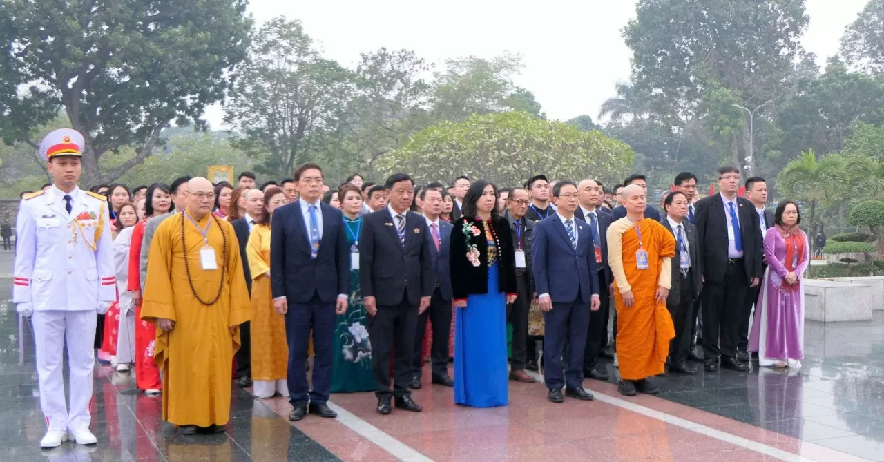 Xuân quê hương Xuân Quê hương 2025: Đoàn kiều bào vào Lăng viếng Chủ tịch Hồ Chí Minh, đặt vòng hoa tưởng niệm các Anh hùng liệt sĩ