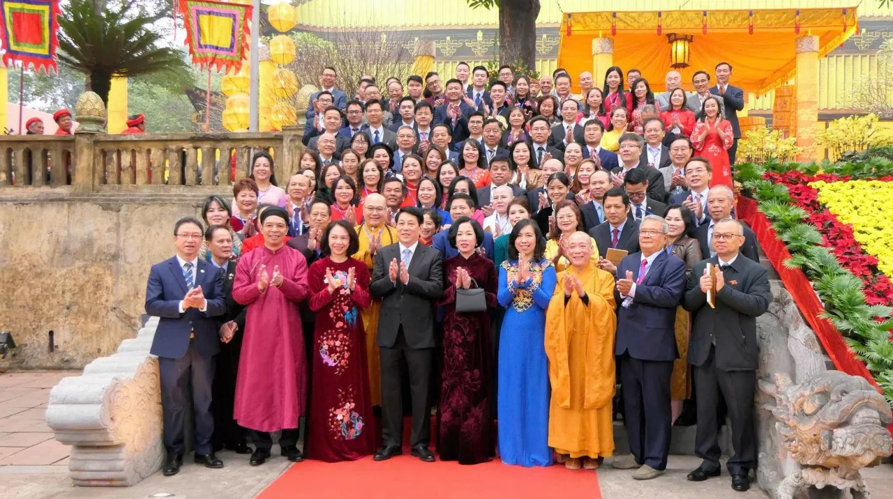 Xuân Quê hương 2025: Chủ tịch nước cùng Phu nhân dâng hương tại Điện Kính Thiên, thả cá chép tiễn ông Công, ông Táo