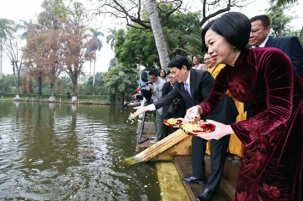 Chủ tịch nước Lương Cường và phu nhân thực hiện nghi lễ Thả cá chép tại Ao cá Bác Hồ. (Ảnh: Thành Long) Xuân Quê hương 2025: Chủ tịch nước cùng Phu nhân dâng hương tại Điện Kính Thiên, thả cá chép tiễn ông Công, ông Táo