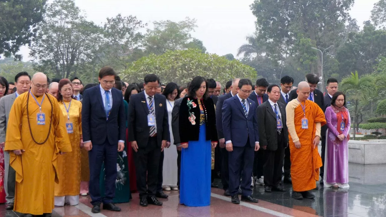 Xuân quê hương Xuân Quê hương 2025: Đoàn kiều bào vào Lăng viếng Chủ tịch Hồ Chí Minh, đặt vòng hoa tưởng niệm các Anh hùng liệt sĩ